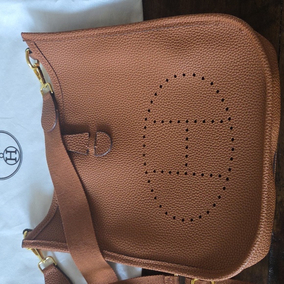 Beautiful Replica Halston Cross Body Bag. Great Condition! Tan, Gold Hardware. - Picture 3 of 11